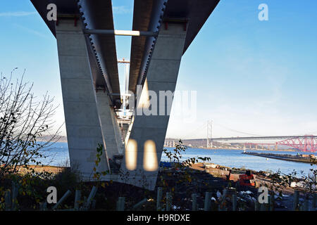 South Queensferry, Scotland, Regno Unito. 25 Novembre, 2016. La parte inferiore del Queensferry Crossing presso il suo approdo meridionale, Credito: Ken Jack / Alamy Live News Foto Stock