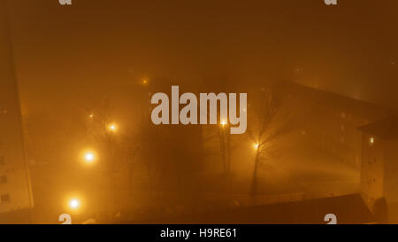 Notte di Nebbia di Glasgow misty tenements condizioni sulla scatola station wagon dopo la mezzanotte Foto Stock