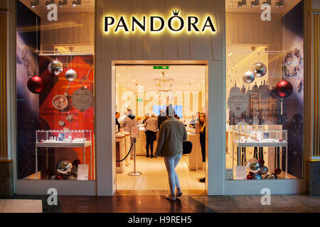 Gioielleria Pandora INTU Trafford Centre Mall, Manchester. Regno Unito, novembre 2016. La stagione dello shopping nel centro città, i negozi al dettaglio, i negozi, gli acquirenti di Natale, gli acquisti scontati per le persone e la spesa per i consumatori nel weekend del Black Friday considerato il più grande evento di shopping dell'anno. I rivenditori del Regno Unito hanno abbracciato la bonanza di vendita post-vacanza negli Stati Uniti, anche se molti clienti sono rimasti sorpresi dagli sconti da una parete all'altra nei loro negozi preferiti, mentre alcuni hanno cercato di fare affari. Foto Stock