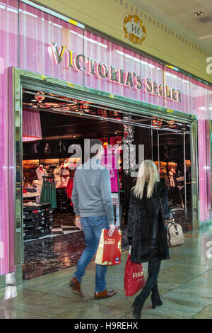 INTU Trafford Centre Manchester. Regno Unito 25 novembre, 2016. Venerdì nero fine settimana di vendita. Centro vacanza stagione di shopping, negozi al dettaglio, negozi, gli acquirenti di Natale, le persone lo sconto vendita shopping, e la spesa dei consumatori sul Venerdì nero fine settimana considerato per essere il più grande evento di shopping dell'anno. I dettaglianti del Regno Unito hanno abbracciato la U.S. post-vendita Holiday Bonanza, anche se molti clienti sono rimasti sorpresi da parete a parete sconti nei loro negozi preferiti come alcuni andato bonkers per occasioni. Foto Stock
