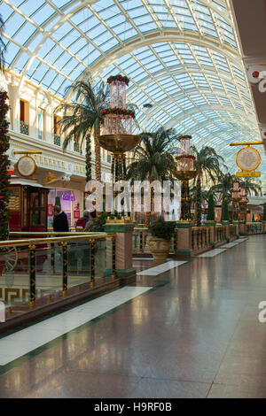 Soffitto in vetro ad arco interno dell'INTU Trafford Centre Manchester. Regno Unito Novembre 2016. Weekend di vendita del Black Friday. Centro citta' stagione dello shopping, negozi al dettaglio, negozi, negozi di Natale, vendita di sconti, E la spesa dei consumatori per il weekend del Black Friday è considerata il più grande evento di shopping dell'anno. I rivenditori del Regno Unito hanno abbracciato la buona vendita post-vacanza degli Stati Uniti, anche se molti clienti sono stati lasciati sorpresi dagli sconti Wall-to-Wall nei loro negozi preferiti come alcuni sono andati bonkers per le occasioni. Credit: MediaWorldImages/Alamy Live News Foto Stock
