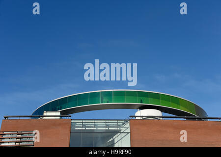 Aarhus, Danimarca. 24 Novembre, 2016. L'installazione 'il vostro Panorama rainbow' visto sul tetto di ARoS Aarhus Kunstmuseum Art Museum di Aarhus, Danimarca, 24 novembre 2016. La seconda città più grande della Danimarca è stato nominato il 2017 Capitale Europea della Cultura. Foto: Carsten Rehder/dpa/Alamy Live News Foto Stock