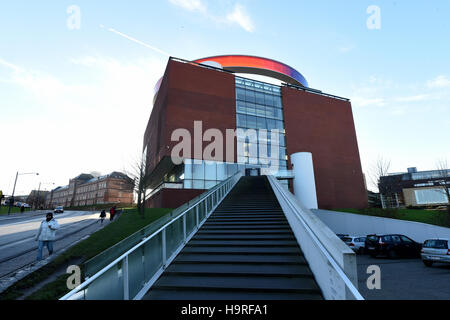 Aarhus, Danimarca. 24 Novembre, 2016. L'installazione 'il vostro Panorama rainbow' visto sul tetto di ARoS Aarhus Kunstmuseum Art Museum di Aarhus, Danimarca, 24 novembre 2016. La seconda città più grande della Danimarca è stato nominato il 2017 Capitale Europea della Cultura. Foto: Carsten Rehder/dpa/Alamy Live News Foto Stock