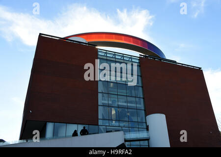 Aarhus, Danimarca. 24 Novembre, 2016. L'installazione 'il vostro Panorama rainbow' visto sul tetto di ARoS Aarhus Kunstmuseum Art Museum di Aarhus, Danimarca, 24 novembre 2016. La seconda città più grande della Danimarca è stato nominato il 2017 Capitale Europea della Cultura. Foto: Carsten Rehder/dpa/Alamy Live News Foto Stock