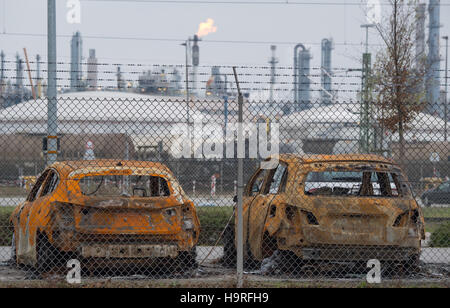 Ludwigshafen, Germania. 25 Nov, 2016. Bruciato auto visto su un dipendente del parco auto della società chimica tedesca BASF a Ludwigshafen, Germania, 25 novembre 2016. Tre persone sono state uccise in un incendio e una successiva esplosione che si è verificata in una pipeline in questa posizione il 17 ottobre 2016. Foto: Boris Roessler/dpa/Alamy Live News Foto Stock