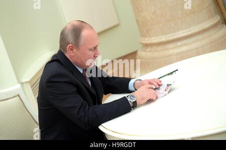 Il presidente russo Vladimir Putin firma un passaporto russo per attore americano Steven Seagal concessione a lui la cittadinanza durante un incontro al Cremlino Novembre 25, 2016 a Mosca, in Russia. Foto Stock