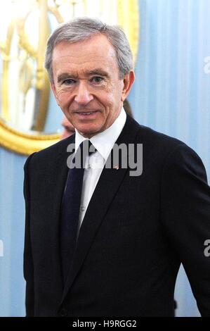 Mosca, Russia. 24 Novembre, 2016. Amministratore Delegato di Moet Hennessy Louis Vuitton Bernard Arnault, prima del suo incontro con il presidente russo Vladimir Putin al Cremlino Novembre 24, 2016 a Mosca, in Russia. Credito: Planetpix/Alamy Live News Foto Stock