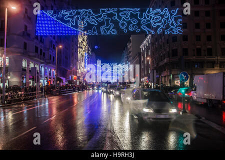 Oggi 25 novembre inizia le luci di Natale nel centro di Madrid, nelle strade come Gran vía, piazza sol e via preciados Foto Stock