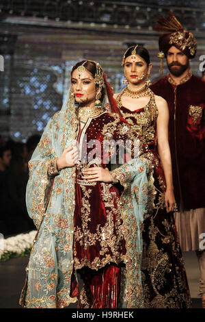 Lahore, Pakistan. 25 Nov, 2016. I modelli presenti le creazioni realizzate da designer MNR durante il XIII Bridal Couture settimana a Lahore, il Pakistan orientale, nov. 25, 2016. Credito: Jamil Ahmed/Xinhua/Alamy Live News Foto Stock