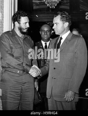 PICS FILE: Fidel Castro 1926-2016. Uomo politico cubano e rivoluzionario FIDEL CASTRO è morto all'età di 90, Cubano alla televisione di Stato ha annunciato il sabato, a conclusione di un epoca per il paese e l'America Latina. Immagine: apr. 27, 1959 - Fidel Castro durante la sua visita a Washington. Credito: ZUMA Press, Inc./Alamy Live News Foto Stock