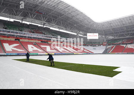 Zwei Green-Keeper pflegen am 26.11.2016 in Kasan, Russland, ein Rasenstück im Kazan Arena Stadion. Das restliche Spielfeld im Stadion ist zum Schutz gegen Schnee und Frost mit einer piano abgedeckt. Am Abend findet in der Tennisakademie von Kasan die Auslosung der Gruppen für den Confederations Cup 2017 statt. Das Acht-Nationen-Turnier findet vom 17. Juni bis 2. Juli 2017 in Russland statt. Foto: Christian Charisius/dpa Foto Stock