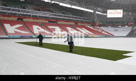 Zwei Green-Keeper pflegen am 26.11.2016 in Kasan, Russland, ein Rasenstück im Kazan Arena Stadion. Das restliche Spielfeld im Stadion ist zum Schutz gegen Schnee und Frost mit einer piano abgedeckt. Am Abend findet in der Tennisakademie von Kasan die Auslosung der Gruppen für den Confederations Cup 2017 statt. Das Acht-Nationen-Turnier findet vom 17. Juni bis 2. Juli 2017 in Russland statt. Foto: Christian Charisius/dpa (c) dpa - Bildfunk Foto Stock