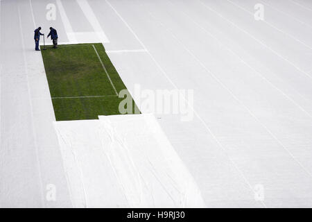 Zwei Green-Keeper pflegen am 26.11.2016 in Kasan, Russland, ein Rasenstück im Kazan Arena Stadion. Das restliche Spielfeld im Stadion ist zum Schutz gegen Schnee und Frost mit einer piano abgedeckt. Am Abend findet in der Tennisakademie von Kasan die Auslosung der Gruppen für den Confederations Cup 2017 statt. Das Acht-Nationen-Turnier findet vom 17. Juni bis 2. Juli 2017 in Russland statt. Foto: Christian Charisius/dpa Foto Stock