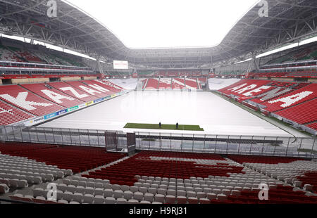 Zwei Green-Keeper pflegen am 26.11.2016 in Kasan, Russland, ein Rasenstück im Kazan Arena Stadion. Das restliche Spielfeld im Stadion ist zum Schutz gegen Schnee und Frost mit einer piano abgedeckt. Am Abend findet in der Tennisakademie von Kasan die Auslosung der Gruppen für den Confederations Cup 2017 statt. Das Acht-Nationen-Turnier findet vom 17. Juni bis 2. Juli 2017 in Russland statt. Foto: Christian Charisius/dpa (c) dpa - Bildfunk Foto Stock