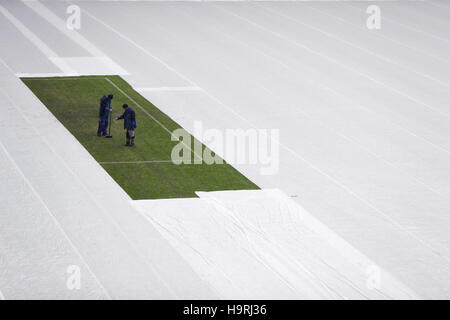 Zwei Green-Keeper pflegen am 26.11.2016 in Kasan, Russland, ein Rasenstück im Kazan Arena Stadion. Das restliche Spielfeld im Stadion ist zum Schutz gegen Schnee und Frost mit einer piano abgedeckt. Am Abend findet in der Tennisakademie von Kasan die Auslosung der Gruppen für den Confederations Cup 2017 statt. Das Acht-Nationen-Turnier findet vom 17. Juni bis 2. Juli 2017 in Russland statt. Foto: Christian Charisius/dpa Foto Stock