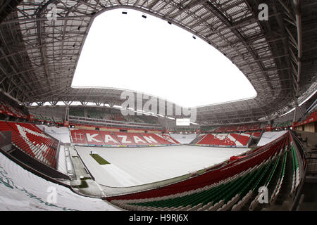 Zwei Green-Keeper pflegen am 26.11.2016 in Kasan, Russland, ein Rasenstück im Kazan Arena Stadion. Das restliche Spielfeld im Stadion ist zum Schutz gegen Schnee und Frost mit einer piano abgedeckt. Am Abend findet in der Tennisakademie von Kasan die Auslosung der Gruppen für den Confederations Cup 2017 statt. Das Acht-Nationen-Turnier findet vom 17. Juni bis 2. Juli 2017 in Russland statt. Foto: Christian Charisius/dpa Foto Stock
