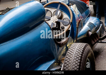 Londra, Regno Unito. 24 Novembre, 2016. Una replica del 1927 Bluebird utilizzato da Sir Malcolm Campbell per impostare il record di velocità su terra il 4 febbraio 1927. Credito: Martin Griffett/Alamy Live News Foto Stock