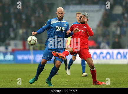 Fußball: 3. Liga, 1. FC Magdeburg - Hallescher FC, 16. Spieltag am 26.11.2016 in MDCC-Arena, Magdeburg (Sachsen-Anhalt). Magdeburgs Christopher Handke (l). spielt gegen Halles Klaus Gjasula (r). (Wichtiger Hinweis: Der DFB untersagt Die Verwendung von Sequenzbildern im Internet und in Online-Medien während des Spiels (einschließlich Halbzeit). Sperrfrist! Der DFB erlaubt die Publikation und Weiterverwertung der Bilder auf mobilfunkfähigen Endgeräten insbesondere (MMS) und über DVB-H und DMB erst nach Spielende.) Foto: Ronny Hartmann/dpa-Zentralbild/dpa (c) dpa - Bildfunk Foto Stock