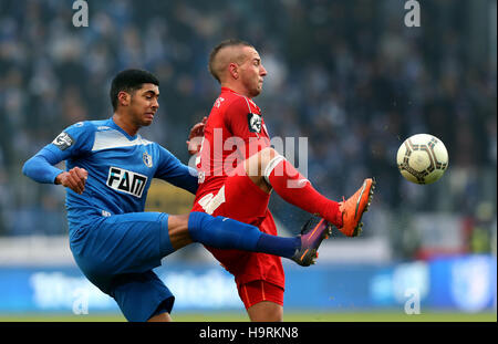 Fußball: 3. Liga, 1. FC Magdeburg - Hallescher FC, 16. Spieltag am 26.11.2016 in MDCC-Arena, Magdeburg (Sachsen-Anhalt). Magdeburgs Tarek Chahed (l). spielt gegen Halles Toni Lindenhahn (r). (Wichtiger Hinweis: Der DFB untersagt Die Verwendung von Sequenzbildern im Internet und in Online-Medien während des Spiels (einschließlich Halbzeit). Sperrfrist! Der DFB erlaubt die Publikation und Weiterverwertung der Bilder auf mobilfunkfähigen Endgeräten insbesondere (MMS) und über DVB-H und DMB erst nach Spielende.) Foto: Ronny Hartmann/dpa-Zentralbild/dpa (c) dpa - Bildfunk Foto Stock