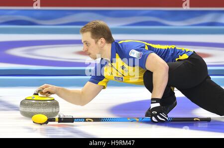 Glasgow, Scotland, Regno Unito. 26 Novembre, 2016. Rasmus Wrana (Svezia). Mens finale. Le Gruyère AOP Curling europeo Championships 2016. Intu Braehead Arena. Glasgow. Renfrewshire. La Scozia. Regno Unito. 26/11/2016. Credito: Sport In immagini/Alamy Live News Foto Stock