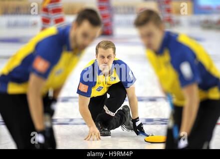 Glasgow, Scotland, Regno Unito. 26 Novembre, 2016. Rasmus Wrana (Svezia). Mens finale. Le Gruyère AOP Curling europeo Championships 2016. Intu Braehead Arena. Glasgow. Renfrewshire. La Scozia. Regno Unito. 26/11/2016. Credito: Sport In immagini/Alamy Live News Foto Stock