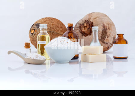 Noce di cocco Oli essenziali naturali ingredienti Spa per spazzolare ,massag Foto Stock