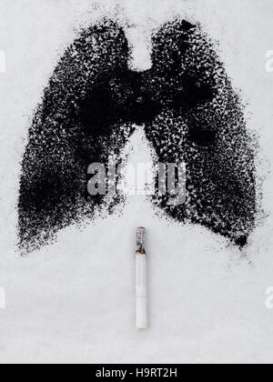 Forma dei polmoni con polvere di carbone e di sigarette su bianco backg Foto Stock