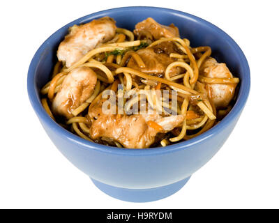 Pollo Chow Mein pasto cinese in una ciotola contro uno sfondo bianco Foto Stock