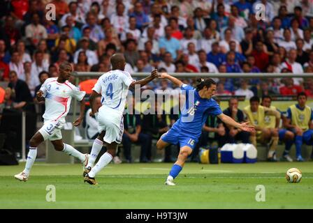 PATRICK VIEIRA & M CAMORANESI ITALIA V Francia lo stadio olimpico di Berlino Germania 09 Luglio 2006 Foto Stock