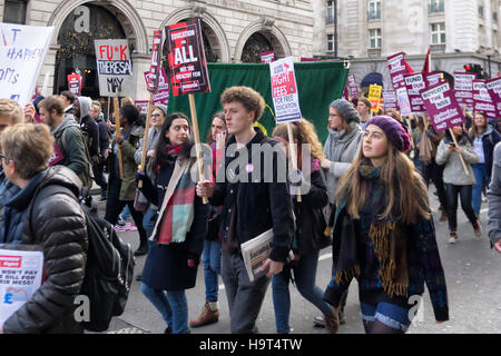 LONDON, Regno Unito - 19 novembre 2016: gli studenti e i docenti di marzo e proteste contro la legge sull educazione per le strade di Londra. Foto Stock