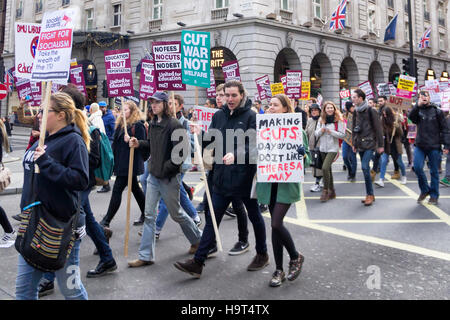 LONDON, Regno Unito - 19 novembre 2016: gli studenti e i docenti di marzo e proteste contro la legge sull educazione per le strade di Londra. Foto Stock