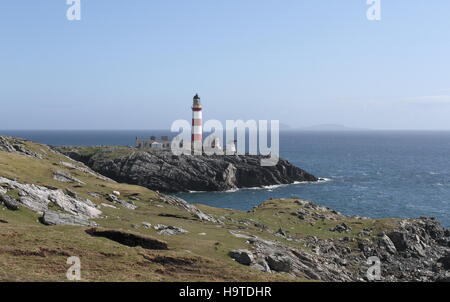 Eilean Glas faro sull isola di Scalpay con lontane isole Shiant Scozia Maggio 2014 Foto Stock