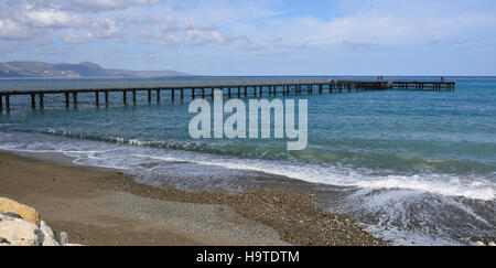 Limni Dock, Chrysohou Bay, a Cipro con la penisola di Akamas dietro Foto Stock