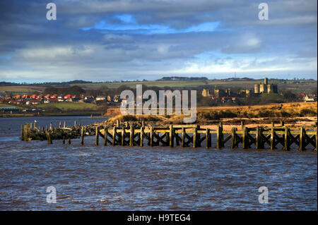 Il castello di Warkworth visto dal camminare Foto Stock