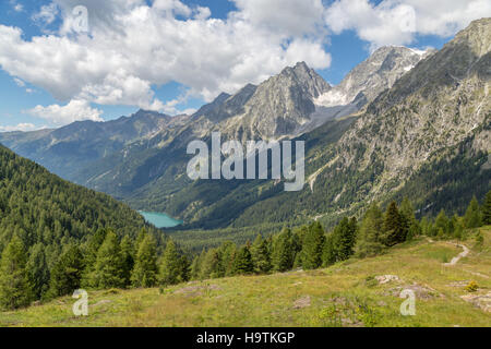 Panorama alpino con il Lago di Anterselva e Vedrette di Ries, austriaca sulle Alpi Centrali, vista dalla sella Staller, centrale delle Alpi orientali Foto Stock