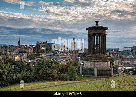 Dugald Stewart monumento, vista da Calton Hill attraverso il centro storico e il Castello di Edimburgo, Edimburgo, Scozia, Regno Unito Foto Stock