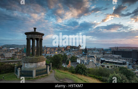 Dugald Stewart monumento, vista da Calton Hill attraverso il centro storico e il Castello di Edimburgo, Edimburgo, Scozia, Regno Unito Foto Stock