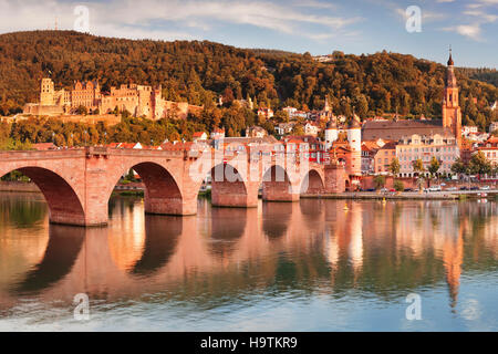 Vista di Karl Theodor Bridge e alla porta oltre il Fiume Neckar con il castello di Heidelberg, Baden-Württemberg, Tedesco Foto Stock