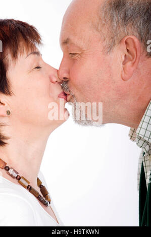 Coppia di anziani kissing Foto Stock