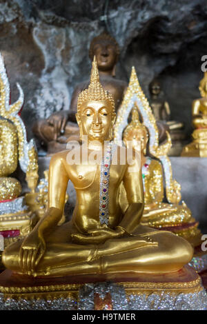Figure di Buddha, Tiger tempio nella grotta, Wat Tham Suea, Provincia di Krabi, Thailandia Foto Stock