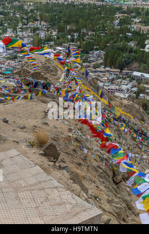 Guardando verso il basso della città di Leh dal Namgyal Tsemo tempio Foto Stock