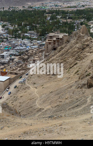 Guardando verso il basso della città di Leh e il Palazzo Reale dal Namgyal Tsemo tempio Foto Stock