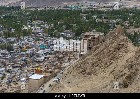 Guardando verso il basso della città di Leh e il Palazzo Reale dal Namgyal Tsemo tempio Foto Stock