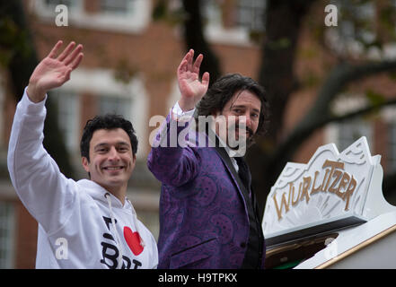 Il Signore Sindaci Show 2016 nella città di Londra, i mondi più grande corteo unrehearsed celebra il suo primo giorno in ufficio. Foto Stock