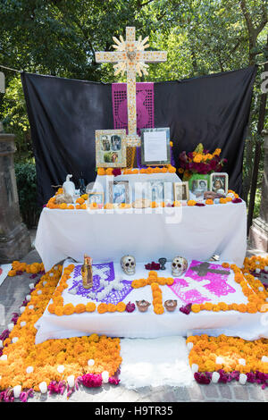 Un altare noto come un ofrenda decorato per il Giorno dei Morti festival di San Miguel De Allende, Guanajuato, Messico. La settimana di festa è un momento in cui i messicani benvenuti i morti alla messa a terra per una visita e celebrare la vita. Foto Stock