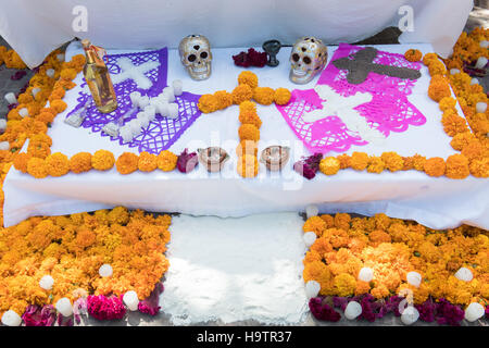 Un altare noto come un ofrenda decorato per il Giorno dei Morti festival di San Miguel De Allende, Guanajuato, Messico. La settimana di festa è un momento in cui i messicani benvenuti i morti alla messa a terra per una visita e celebrare la vita. Foto Stock