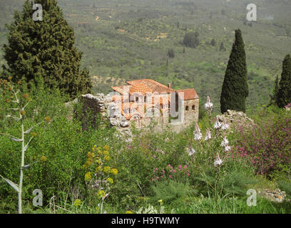 Vecchio bizantina chiesa di pietra sulla collina, sito archeologico di Mistra in Grecia Foto Stock