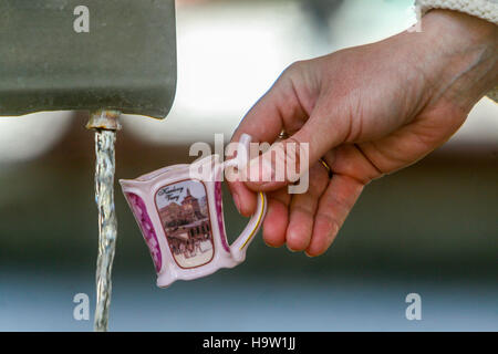 Tazza spa per acqua minerale potabile, Karlovy Vary Hot Spring West Boemia, Repubblica Ceca Foto Stock