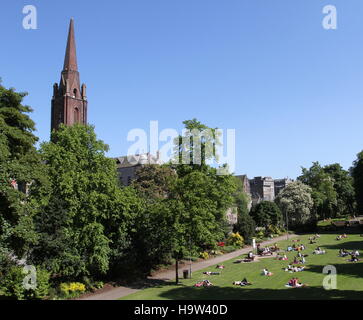Persone unione rilassanti giardini a terrazza Aberdeen Scotland giugno 2014 Foto Stock