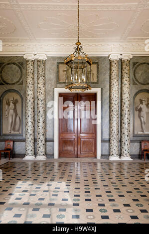 Hall di ingresso al Attingham Park, Shropshire. La camera è stata progettata da George Steuart per signore Berwick alla fine del XVIII secolo. Foto Stock